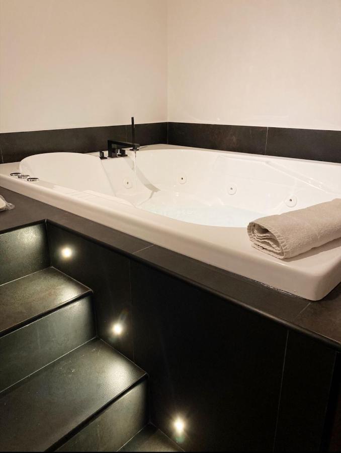 Royalroom2.0-Relaxing Spa & Luxury Apartments Лидо-ди-Остия Экстерьер фото